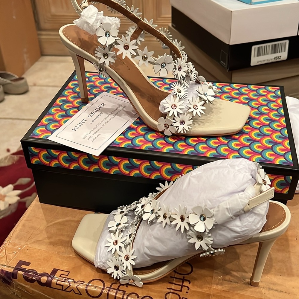 Kurt Geiger Flower Sandals Bone and Comb Leather Sandals Sz 8 1/2 NEW